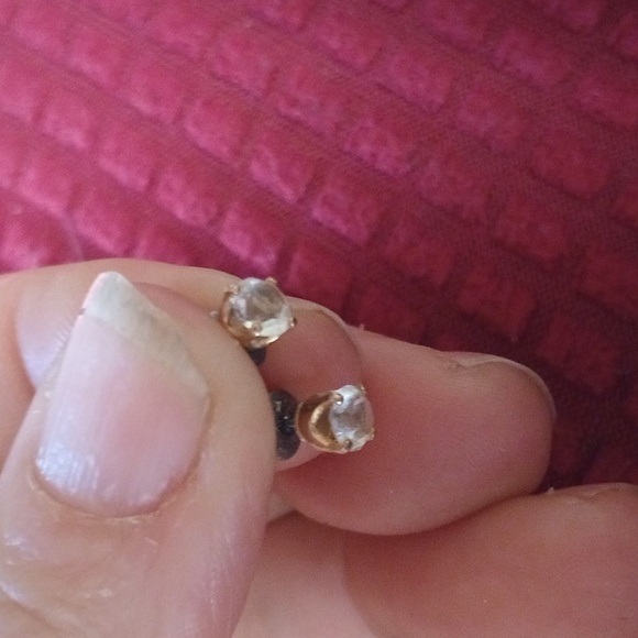 Lot of four vintage stud style pierced earrings - Picture 5 of 5